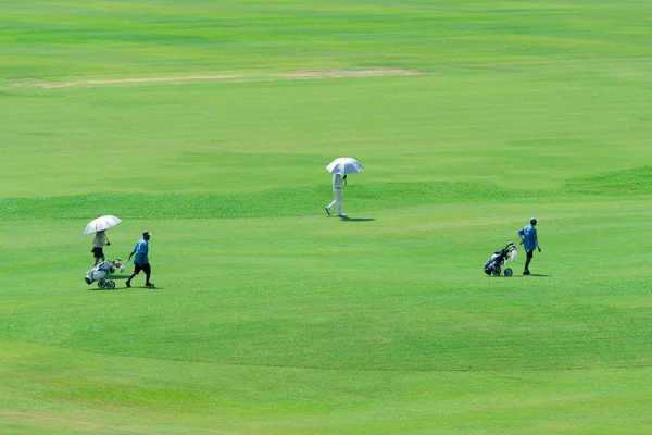 Golfer laufen über den Golfplatz. — Stockfoto