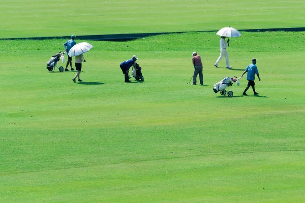 Eine Gruppe von Golfern auf einem Golfplatz. — Stockfoto