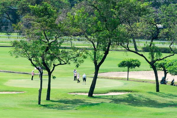 Gruppe von Menschen auf dem Golfplatz. — Stockfoto