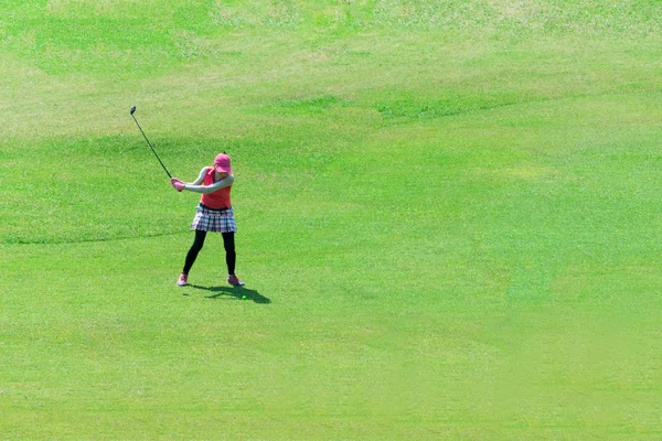 Mädchen spielt Golf auf einem Golfplatz. — Stockfoto