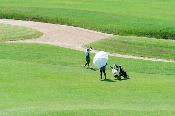 Menschen spielen Golf auf dem Golfplatz — Stockfoto