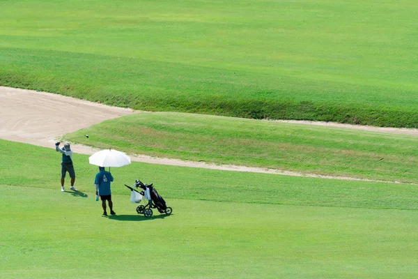 Golfer schlägt Golfschläger auf dem Ball. — Stockfoto