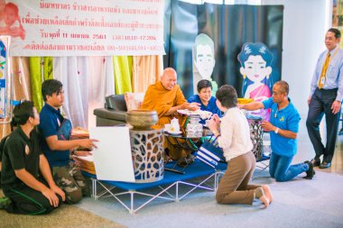 Bangkok, Tayland - 14 Nisan 2018: Tayland Budist keşişi kutsaması 
