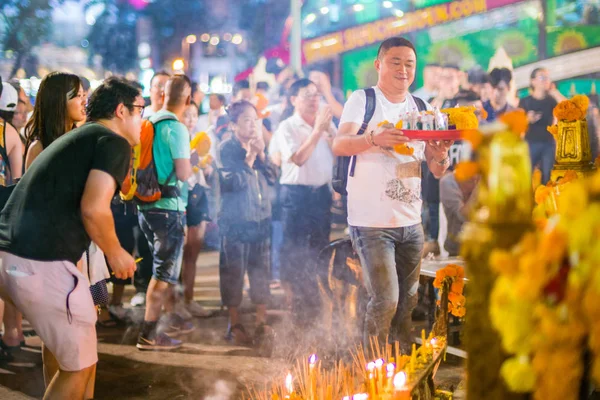 Bangkok, Tailândia - 14 de abril de 2018: Realizando o ritual durante — Fotografia de Stock