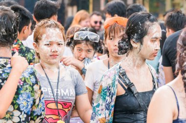 Bangkok, Tayland - 15 Nisan 2018: Songk sırasında kalabalık