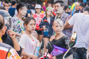Bangkok, Tayland - 15 Nisan 2018: Tayland gençliği pudra bulaşmış