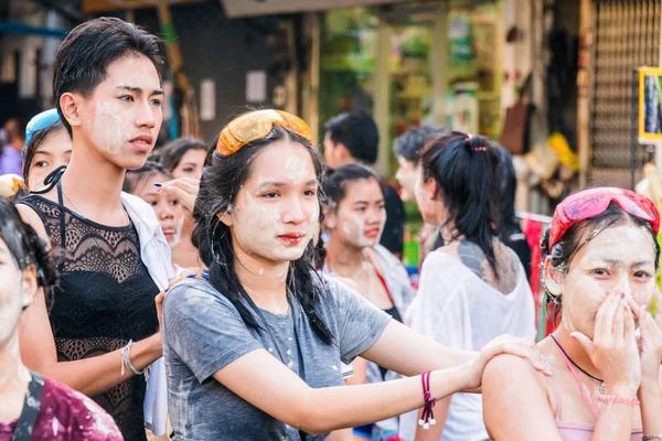 Bangkok, Tailândia - 15 de abril de 2018: meninas tailandesas manchadas com talco — Fotografia de Stock