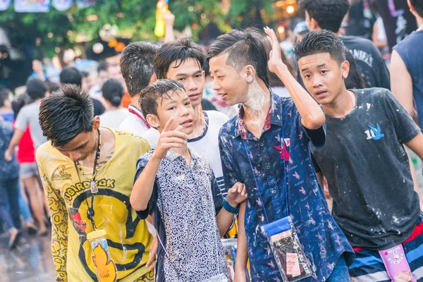 Bangkok, Tailândia - 15 de abril de 2018: meninos tailandeses untados com talcu — Fotografia de Stock
