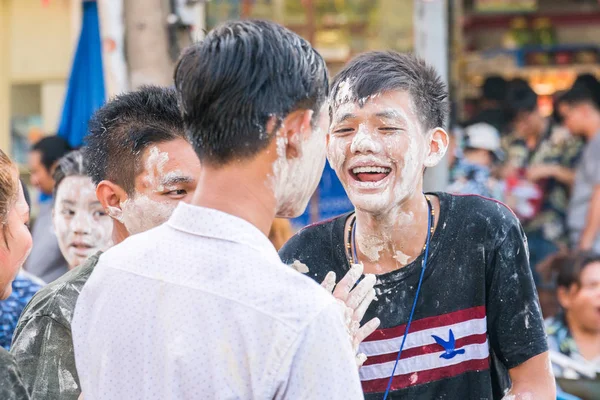 Bangkok, Tailândia - 15 de abril de 2018: garotos sorridentes no Songkran cel — Fotografia de Stock