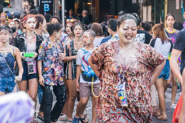 Bangkok, Tayland - 15 Nisan 2018: Wi ile lekelenmiş bir kalabalık — Stok fotoğraf