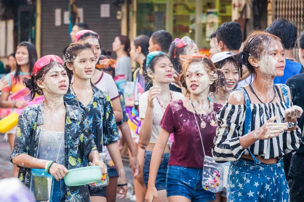 Bangkok, Tayland - 15 Nisan 2018: Birçok kıza bulaşmış — Stok fotoğraf