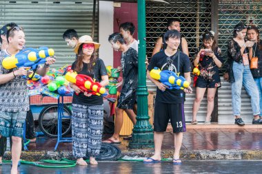 Bangkok, Tayland - 15 Nisan 2018: Neşeli insanlar fro suyu döker