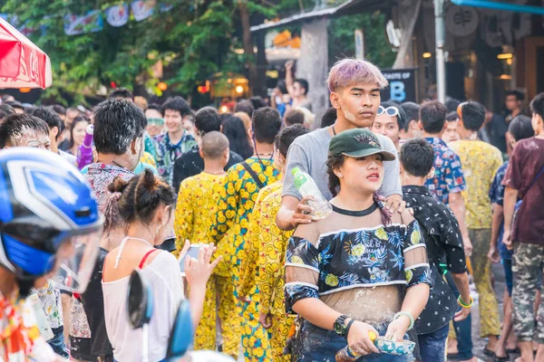 Bangkok, Thaïlande - 15 avril 2018 : Une foule au colis — Photo