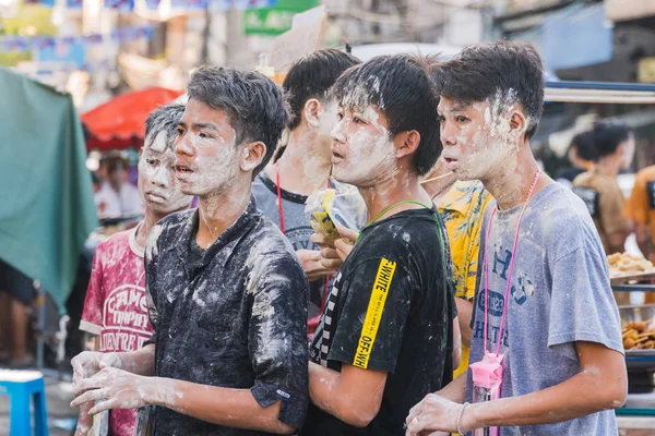 Bangkok, Thaiföld - április 15, 2018: Tömege thai fiúk elmosódott w — Stock Fotó