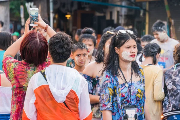 Bangkok, Tailândia - 15 de abril de 2018: uma multidão de pessoas no celeiro — Fotografia de Stock