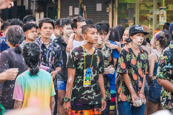 Bangkok, Tayland - 15 Nisan 2018: Genç bir kalabalık — Stok fotoğraf