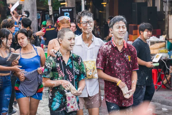Bangkok, Tailândia - 15 de abril de 2018: Jovens na celebração — Fotografia de Stock