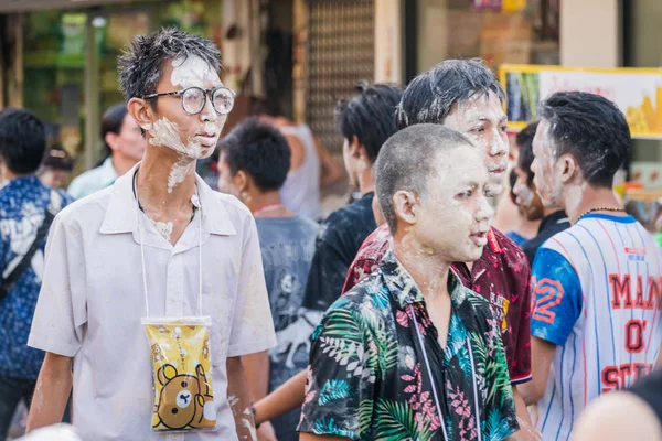Bangkok, Tailândia - 15 de abril de 2018: jovens tailandeses em talco e molhado a — Fotografia de Stock