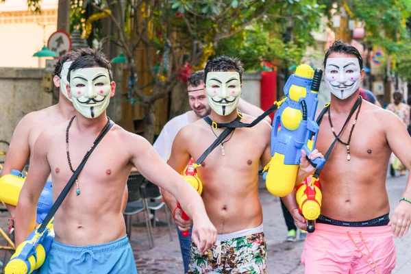 Bangkok, Tayland - 15 Nisan 2018 Maskeli ve sulu gençler — Stok fotoğraf