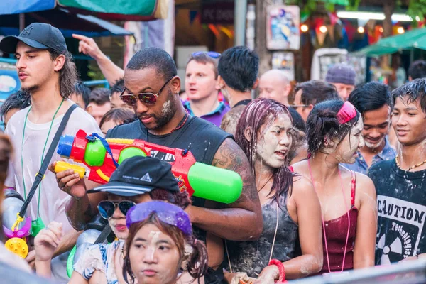 Bangkok, Tayland - 15 Nisan 2018: Hücrede bir kalabalık — Stok fotoğraf