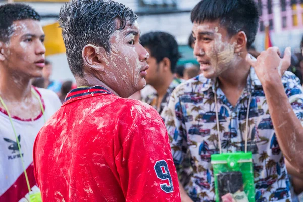 Bangkok, Tailândia - 15 de abril de 2018: Encerramento de um homem com talco o — Fotografia de Stock