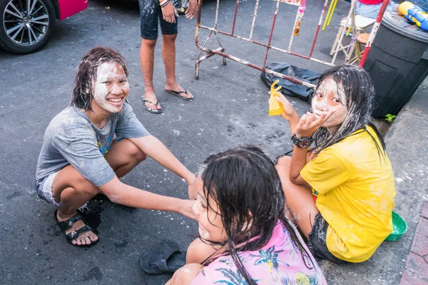 Bangkok, Tailândia - 15 de abril de 2018: Adolescentes tailandeses sorridentes são w — Fotografia de Stock