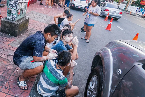 Bangkok, Tailândia - 15 de abril de 2018: adolescentes tailandeses manchados com — Fotografia de Stock