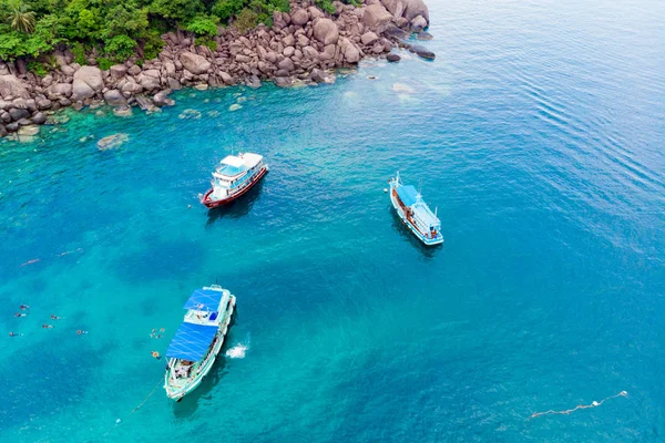 Plezierige jachten met toeristen in de blauwe zee. Uitzicht van bovenaf. — Stockfoto