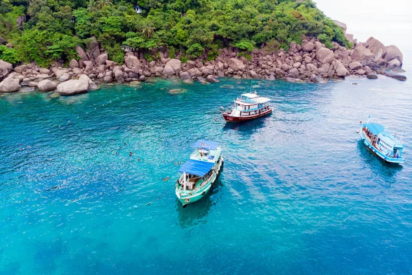 Bezienswaardigheden jachten met toeristen in de blauwe zee. Uitzicht van bovenaf — Stockfoto