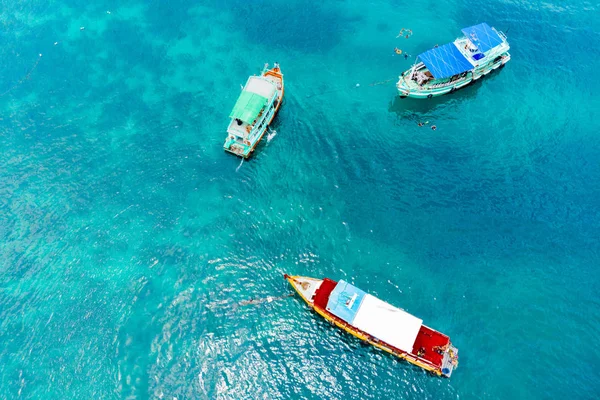 Vista superior del yate navegando en el mar azul . — Foto de Stock