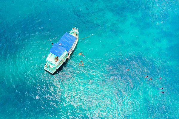Blick von oben auf die Jacht im offenen Meer, in der Nähe der schwimmenden Taucher. — Stockfoto