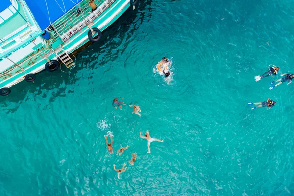 Koh Tao, Thajsko - 20. března 2018: Jachta s potápěči v modré wa — Stock fotografie