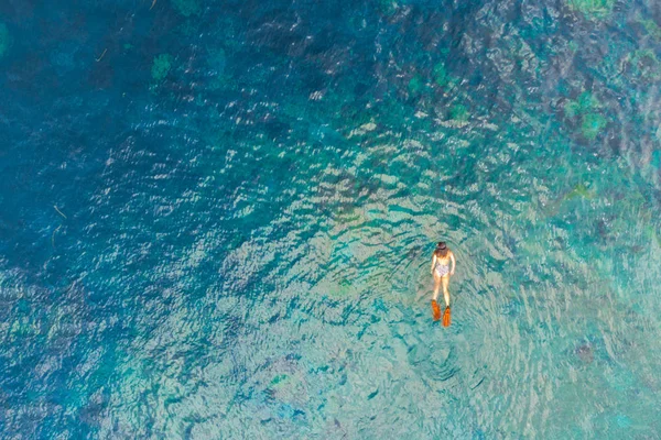 The girl in the mask for snorkeling swims under water in the cor — Stock Photo, Image