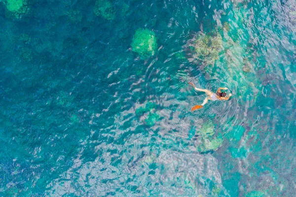 Genç kadın mavi denizde şnorkelle yüzüyor.. — Stok fotoğraf