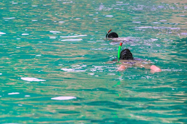 Dos snorkelers nadan en aguas turquesas claras . — Foto de Stock