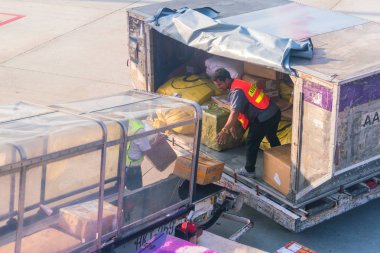Phuket, Tayland - 3 Mart 2018: Taşımacılık malları