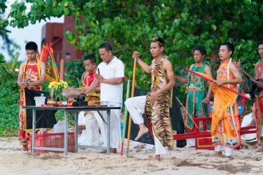 Koh Phuket, Tayland - 11 Mart 2018: Ulusdaki Erkek Sanatçılar