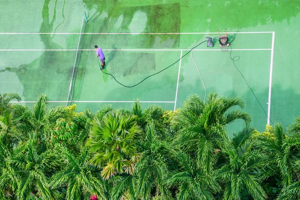 Erkek işçi tenis kortunu temizliyor.. — Stok fotoğraf