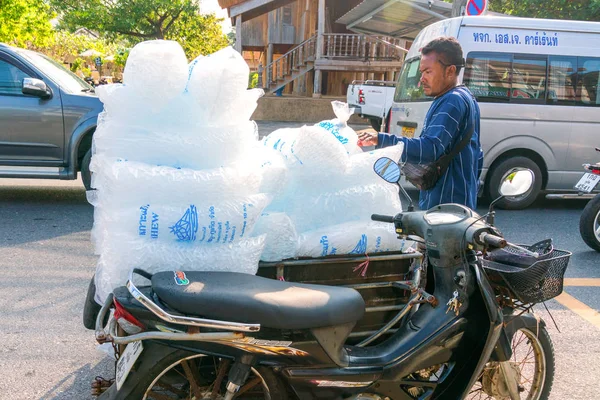 Phuket, Tayland - 12 Ocak 2018: Buz taşıyan erkek işçi