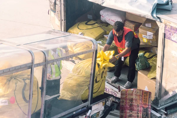 Phuket, Tajlandia - 3 marca 2018: Rozładunek towarów na przenośnik — Zdjęcie stockowe