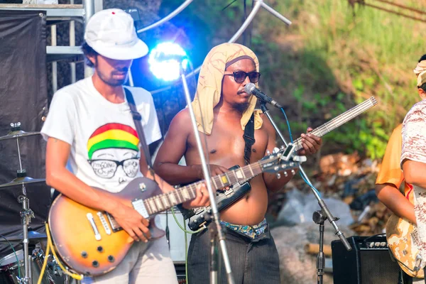 Koh Tao, Tailandia - 20 de marzo de 2018: La banda actúa en la ope — Foto de Stock