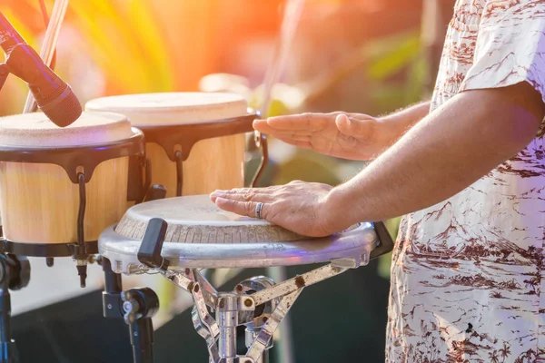 Musikerns händer slår trummorna, närbild. — Stockfoto