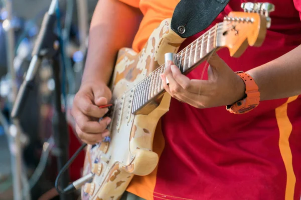 Egy elektrogitáros zenész közelsége, — Stock Fotó