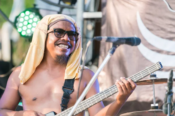 Koh Tao, Tailândia - 20 de março de 2018: Músico sorridente com um — Fotografia de Stock