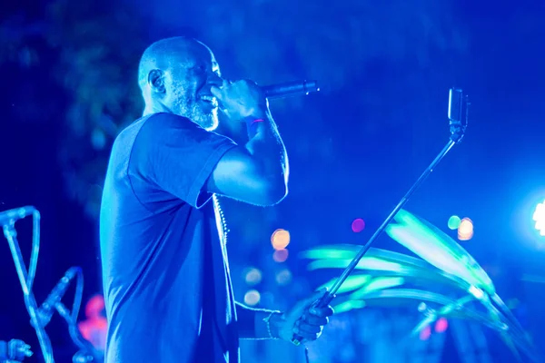 Koh Tao, Tailandia - 20 de marzo de 2018: Cantante dando un concierto en t — Foto de Stock