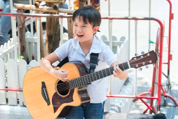 Bangkok, Tailandia - 3 de abril de 2018: Lindo niño cantando y p — Foto de Stock