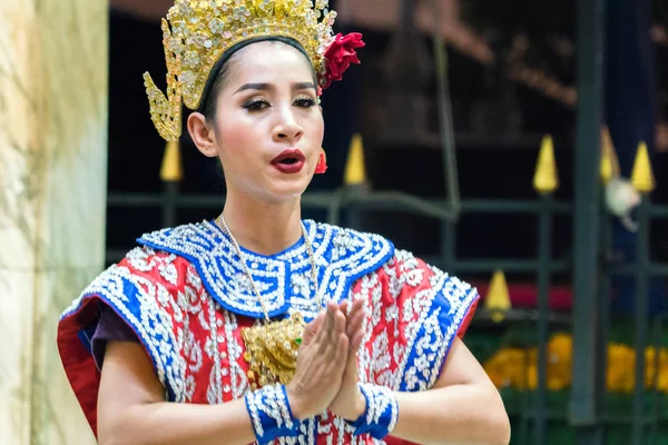 Bangkok, Tayland - 11 Ocak 2018 Taylandlı bir kızın performansı — Stok fotoğraf