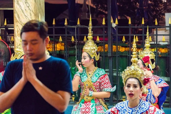Bangkok, Tayland - 11 Ocak 2018: Bir adam dua ediyor; arka tarafta — Stok fotoğraf