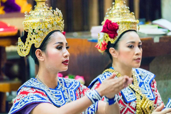Bangkok, Tayland - 11 Ocak 2018: Taylandlı kadınlar dans ediyorlar — Stok fotoğraf