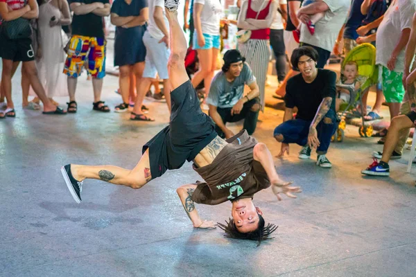 Koh Phuket, Tayland - 11 Mart 2018 Sokakta Breakdance — Stok fotoğraf